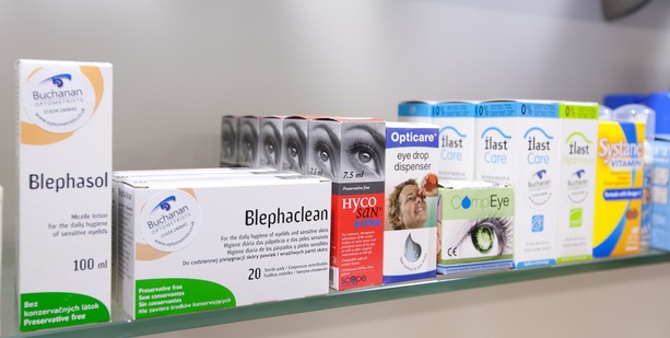 Eye wipes and cleaners products to treat blepharitis and dry eyes used at dry eye clinics at drye eye specialist opticians Buchanan Optometrists, Kent